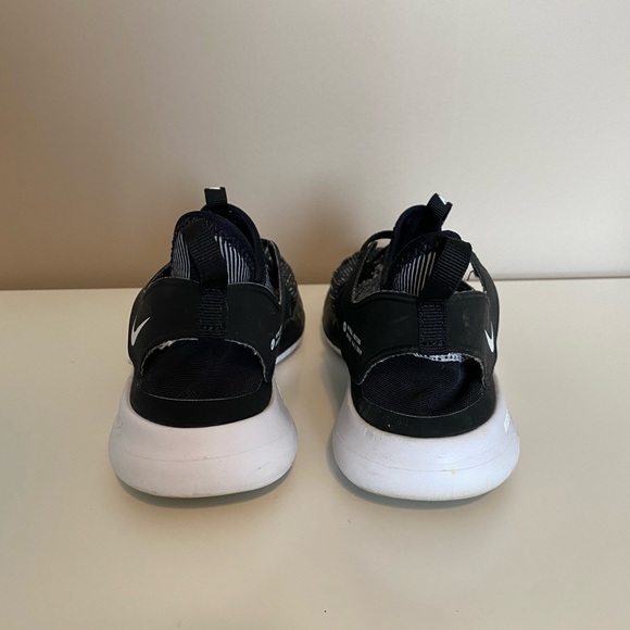 8 NIKE Natural Motion Offset Running Shoes - Picture 7 of 7